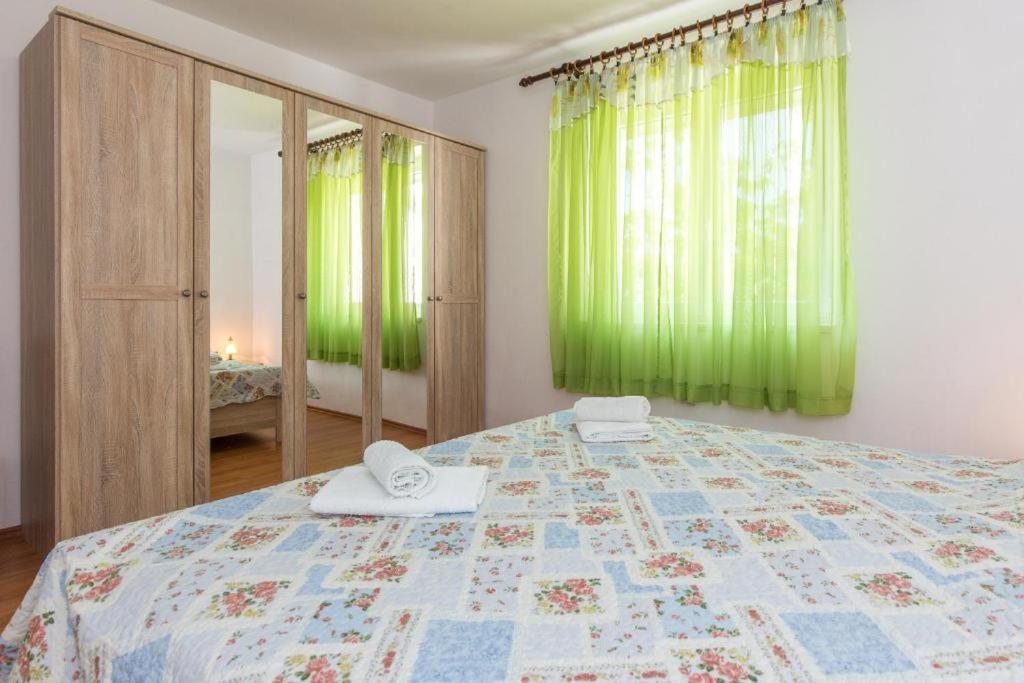 Apartments Hodanic Крк Екстер'єр фото